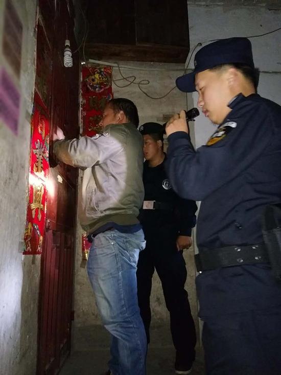 长顺县粗心妈妈误将幼女锁家中 民警全城寻开锁师傅开门